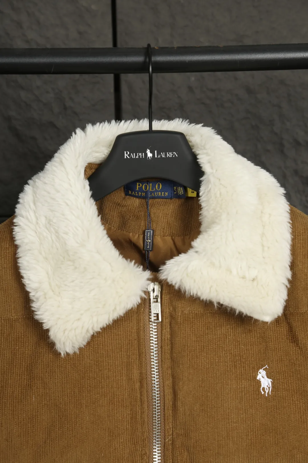P610 Actual Photos [Popular Items] Style Number: 24382# Color: Khaki Brown Size: S to The original YKK white copper nude zipper has zipper pockets on both sides ✅ - RL2024 new down jacket Khaki corduroy cotton jacket The warm atmosphere of autumn and winter is online. The comfort brought by the cotton corduroy face and the three-dimensional grain velvet lapels. The high-waisted short version takes into account both the fit and warmth.